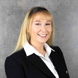 Jacqueline Pazdzior of Dr. Rimpler Cosmetics, smiling portrait of the loomobox customer in a dark blazer