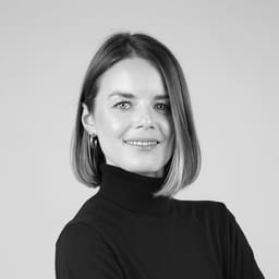 Gesa Poth of Dr. Schrammek Kosmetik, black-and-white portrait of the loomobox customer in a black turtleneck