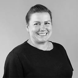 Julia Kuznik of Dr. Schrammek Kosmetik, black-and-white portrait of the loomobox customer