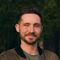 Jürgen Dorfner of Organic Elements, smiling portrait of the loomobox customer with a beard and bomber jacket outdoors