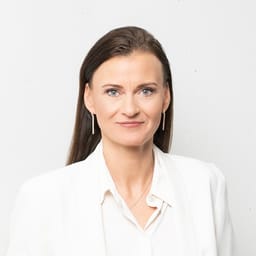 Anne Pursche of REVIDERM, smiling portrait of the loomobox customer in a white blazer
