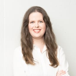 Franziska Kümmeler of REVIDERM, smiling portrait of the loomobox customer in a white shirt