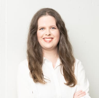 Franziska Kümmeler of REVIDERM, smiling portrait of the loomobox customer in a white shirt